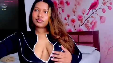 Snapshot of thais_waldrof chatting on June 2026 05:06:01 AM Andreina online show from June 2026 05:06:01 AM
