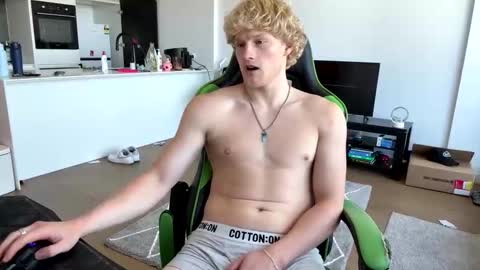 Snapshot of thatbl0ndeboyx chatting on February 2026 02:48:01 AM liammlust online show from February 2026 02:48:01 AM