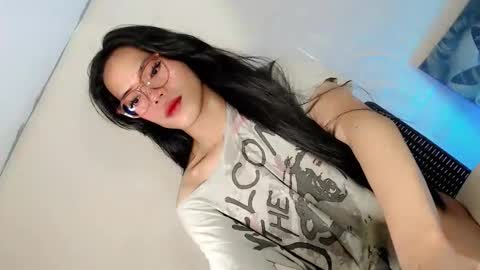 Snapshot of the_horny_bella chatting on February 2026 05:52:01 PM the_horny_bella online show from February 2026 05:52:01 PM