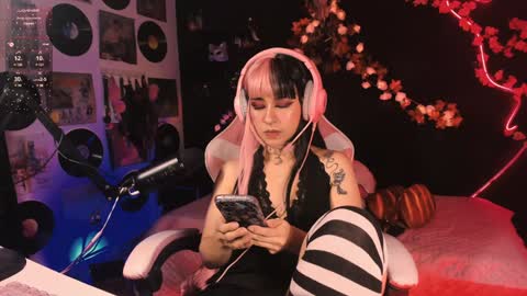 Snapshot of the_kitty_roxy chatting on December 2024 10:28:02 AM ... ... online show from December 2024 10:28:02 AM