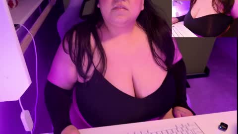 Snapshot of thebouncingbetty chatting on May 2026 02:42:02 AM TheBouncingBetty online show from May 2026 02:42:02 AM