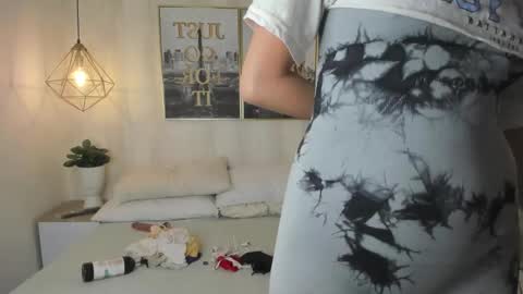 Snapshot of theia_moon_ chatting on December 2024 12:38:01 PM Theia online show from December 2024 12:38:01 PM