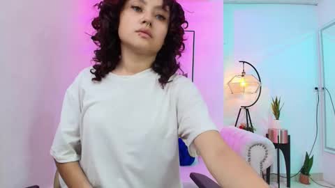 Snapshot of theia_moon_ chatting on December 2024 12:38:01 PM Theia online show from December 2024 12:38:01 PM