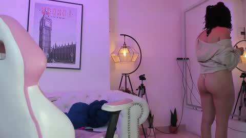 Snapshot of theia_moon_ chatting on February 2025 03:32:02 AM Theia online show from February 2025 03:32:02 AM