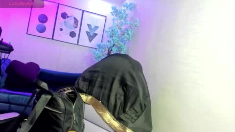 Snapshot of theia_moon_ chatting on December 2025 12:32:01 PM Theia online show from December 2025 12:32:01 PM