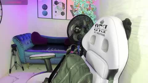 Snapshot of theia_moon_ chatting on December 2025 12:33:02 PM Theia online show from December 2025 12:33:02 PM