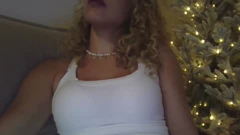 Snapshot of theislandgirl chatting on March 2025 12:16:01 AM Lily Marie online show from March 2025 12:16:01 AM
