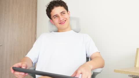 Snapshot of theohawke_ chatting on February 2025 04:28:01 PM THEO- MATEO online show from February 2025 04:28:01 PM