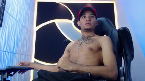 Snapshot of theskinny8inch_ chatting on January 2025 06:24:01 AM theskinny8inch_ online show from January 2025 06:24:01 AM