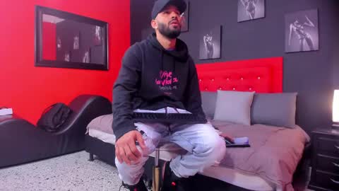 Snapshot of thiagomez17 chatting on October 2025 12:23:02 PM Thia Gomez online show from October 2025 12:23:02 PM