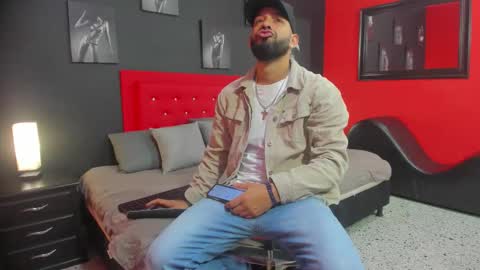 Snapshot of thiagomez17 chatting on November 2025 12:17:01 PM Thia Gomez online show from November 2025 12:17:01 PM