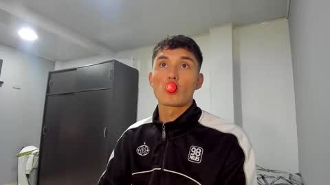 Snapshot of thiagowells_ chatting on October 2025 11:03:02 PM Thiago Wells online show from October 2025 11:03:02 PM