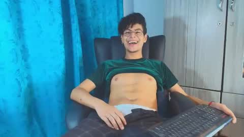 Snapshot of thiiagosaeenz chatting on July 2026 11:08:02 PM Thiago Saenzz online show from July 2026 11:08:02 PM