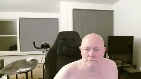 thomash32 online show from September 2025 09:58:01 PM