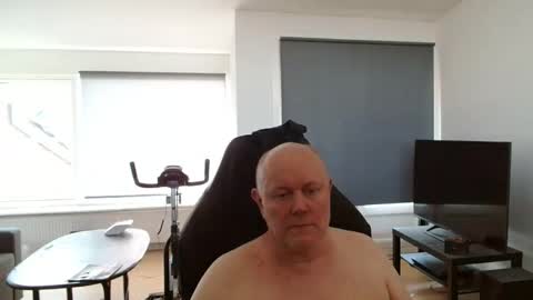 thomash32 online show from October 2025 12:34:02 PM