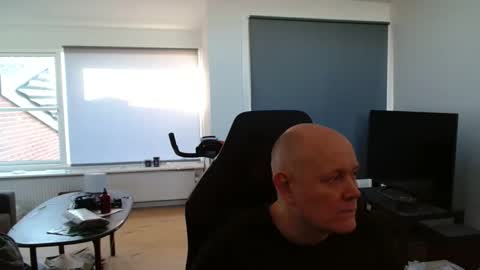 thomash32 online show from November 2025 12:22:02 PM