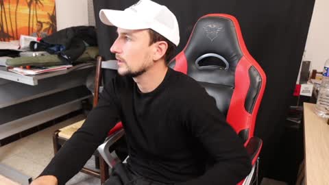 Snapshot of thony_grey chatting on December 2024 08:20:02 PM Thony Grey online show from December 2024 08:20:02 PM