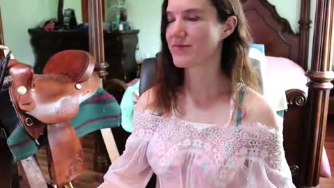 Snapshot of thornbury_rose chatting on April 2026 03:53:01 PM ThornburyRose online show from April 2026 03:53:01 PM