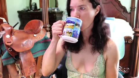 Snapshot of thornbury_rose chatting on May 2026 04:33:01 PM ThornburyRose online show from May 2026 04:33:01 PM