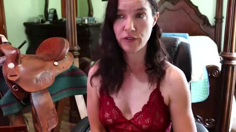 Snapshot of thornbury_rose chatting on May 2026 06:01:02 PM ThornburyRose online show from May 2026 06:01:02 PM