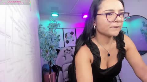 Snapshot of tiara_r chatting on April 2026 03:09:02 AM Tiara online show from April 2026 03:09:02 AM