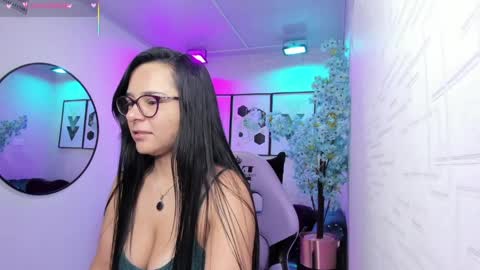 Snapshot of tiara_r chatting on May 2026 03:22:01 AM Tiara online show from May 2026 03:22:01 AM