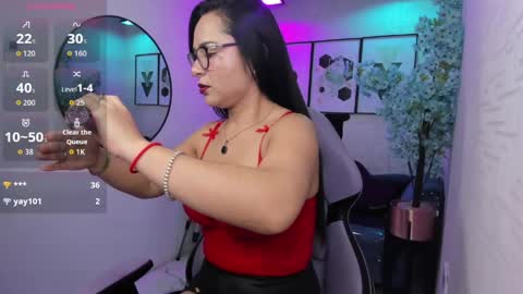 Snapshot of tiara_r chatting on May 2026 10:48:01 PM Tiara online show from May 2026 10:48:01 PM