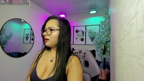 Snapshot of tiara_r chatting on May 2026 03:22:02 AM Tiara online show from May 2026 03:22:02 AM