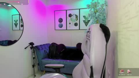 Snapshot of tiara_r chatting on May 2026 03:26:01 AM Tiara online show from May 2026 03:26:01 AM