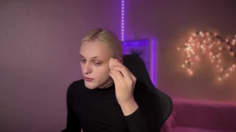 Amira online show from November 2025 08:59:01 AM