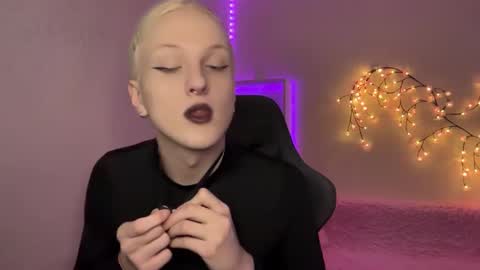 Amira online show from November 2025 09:11:01 AM