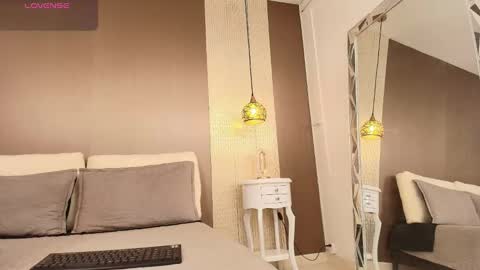 T I F F A N Y online show from September 2025 07:58:01 PM