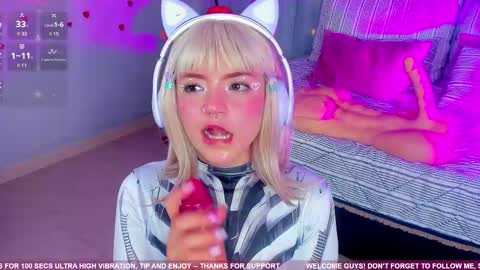 Snapshot of tiny__emmy chatting on February 2025 06:48:01 PM Emmy blue berry1 online show from February 2025 06:48:01 PM