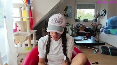 Snapshot of tiny_williams chatting on October 2025 09:18:02 AM Tiny online show from October 2025 09:18:02 AM