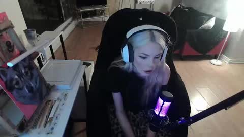 stage Kylie Sinner  brand CLITBAIT online show from February 2025 03:22:01 AM