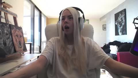 stage Kylie Sinner  brand CLITBAIT online show from October 2025 06:28:02 PM