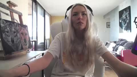 stage Kylie Sinner  brand CLITBAIT online show from October 2025 07:51:01 PM