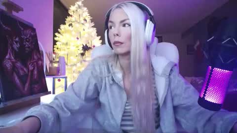 stage Kylie Sinner  brand CLITBAIT online show from December 2025 09:44:02 PM