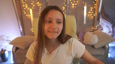 tinynataliee online show from May 2026 12:33:02 PM