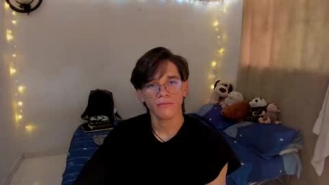 Snapshot of tom_blue10 chatting on October 2025 06:41:02 PM Tom Blue online show from October 2025 06:41:02 PM