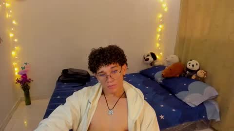 Snapshot of tom_blue10 chatting on November 2025 03:44:01 PM Tom Blue online show from November 2025 03:44:01 PM