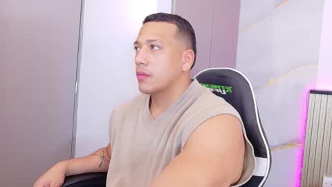 Snapshot of tom_muscle1 chatting on October 2025 08:03:02 PM Tom muscle1 online show from October 2025 08:03:02 PM