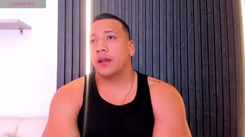 Snapshot of tom_muscle1 chatting on October 2025 12:22:02 PM Tom muscle1 online show from October 2025 12:22:02 PM