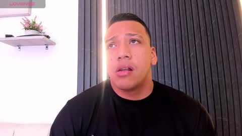 Snapshot of tom_muscle1 chatting on November 2025 12:14:02 PM Tom muscle1 online show from November 2025 12:14:02 PM