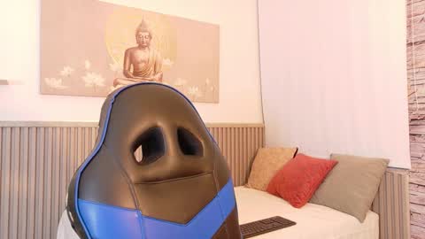 Snapshot of tom_muscle1 chatting on November 2025 12:05:02 PM Tom muscle1 online show from November 2025 12:05:02 PM