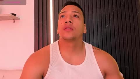 Snapshot of tom_muscle1 chatting on November 2025 12:27:01 PM Tom muscle1 online show from November 2025 12:27:01 PM