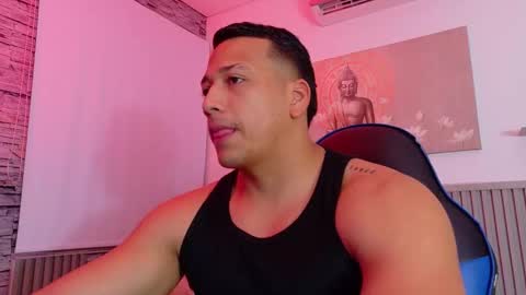 Snapshot of tom_muscle1 chatting on December 2025 11:52:02 AM Tom muscle1 online show from December 2025 11:52:02 AM