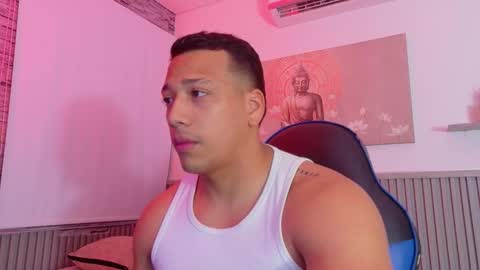 Snapshot of tom_muscle1 chatting on December 2025 11:41:01 AM Tom muscle1 online show from December 2025 11:41:01 AM