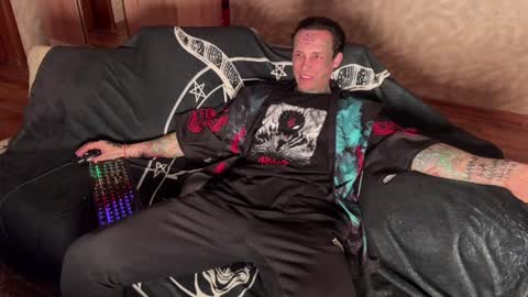 Snapshot of tommy__gun_ chatting on February 2025 04:32:02 PM Tommy and Katana online show from February 2025 04:32:02 PM