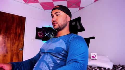 Snapshot of tommy_sccott chatting on January 2025 03:18:02 AM tommy_sccott online show from January 2025 03:18:02 AM